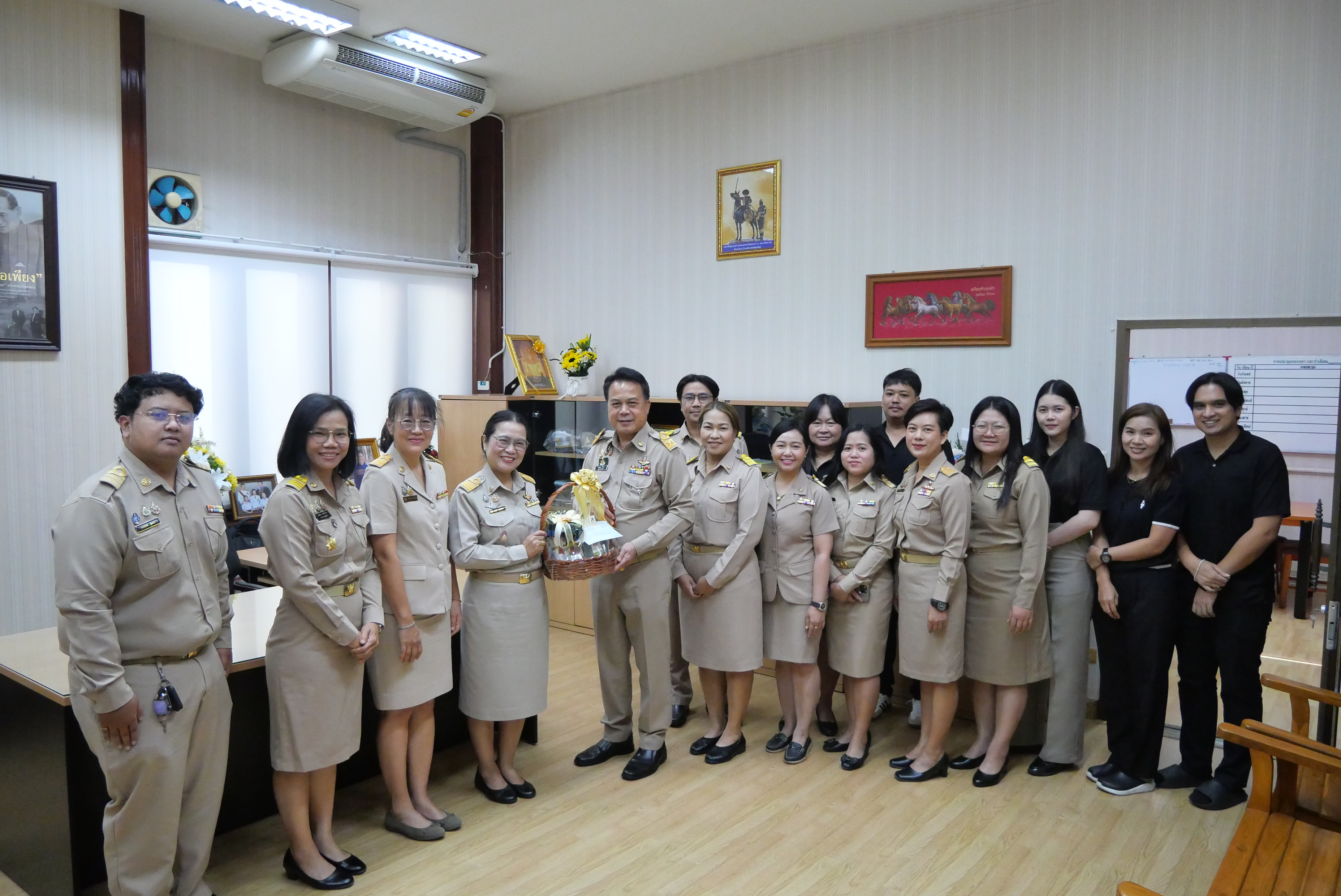 title - คณะผู้ตรวจราชการกรม ผู้อำนวยการสำนัก/กอง/ศูนย์/กลุ่ม ข้าราชการและเจ้าหน้าที่ ร่วมแสดงความยินดีแด่ รองเลขาธิการ ส.ป.ก. เนื่องในโอกาสเข้ารับตำแหน่งใหม่ 